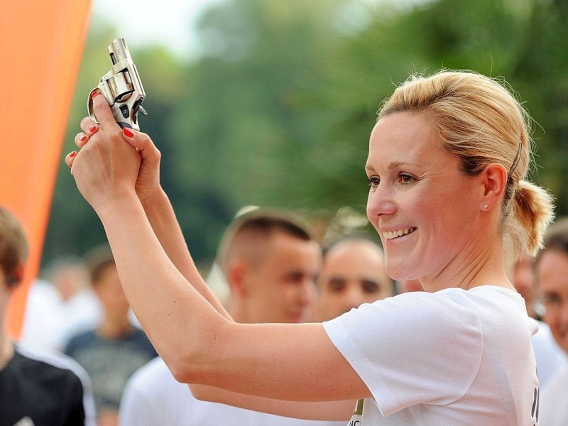 Die schönsten Bilder der Wulffs: Bettina Wulff gibt den Startschuss zum Firmenlauf B2RUN in Hannover.