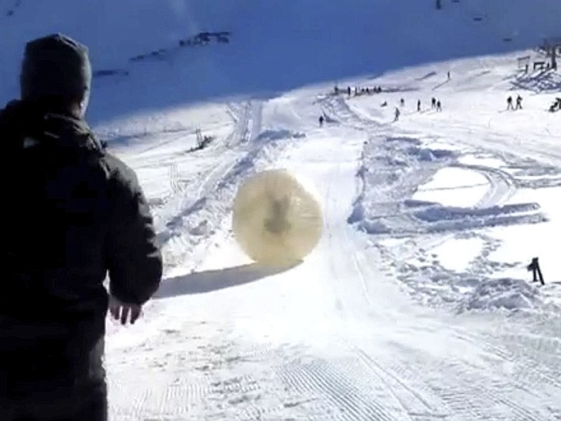 Hier rollt die Zorbing-Kugel bereits einige Meter, wenig später gerät die Kugel außer Kontrolle und verlässt ihre eigentliche Bahn. Denis Burakov erleidet dabei einen Genickbruch und ist sofort tot.