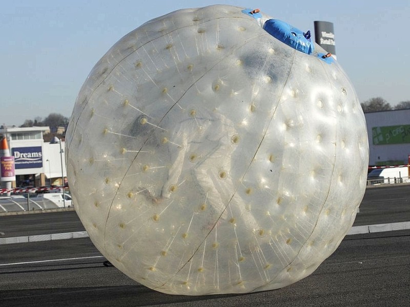 Mit einer wie hier abgebildeten Zorbing-Kugel wollten sich zwei Russen zum Spaß einen Abhang in einem Skigebiet herungerstürzen.