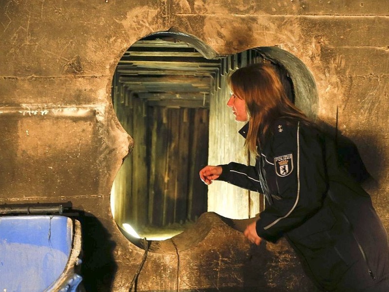 Unbekannte Täter waren über einen 45 Meter langen Tunnel in den Tresorraum eingedrungen und hatten Wertsachen aus den Schließfächern geraubt.