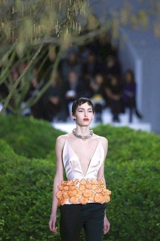 Die Modenschau von Raf Simons für Christian Dior. In Paris präsentieren bekannte Designer die neuste Mode für das Frühjahr und den Sommer 2013.