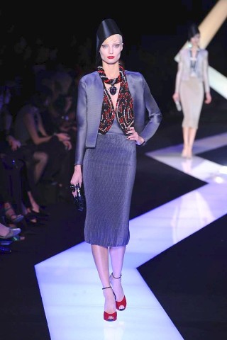 Die Modenschau von Giorgio Armani. In Paris präsentieren bekannte Designer die neuste Mode für das Frühjahr und den Sommer 2013.