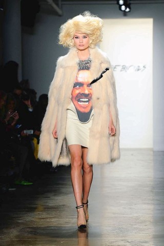 Schrill geht es bei der Show CND for the Blonds zu. Unter diesem Mantel ...