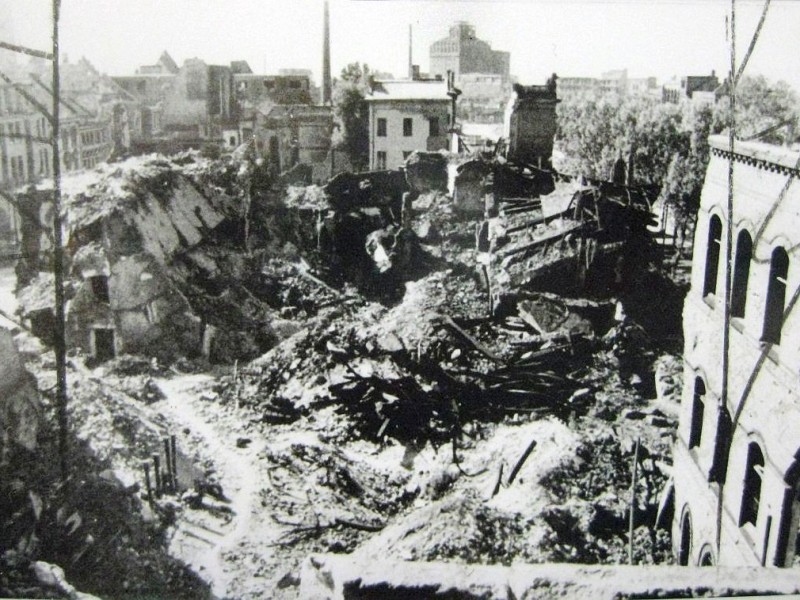 Wo ist das? Auf der Rückseite des Fotos steht Oberforstdirektion, Reichsbank, Fernsprechamt im Sommer 1945. Im Hintergrund unverkennbar: der U-Turm.
UPDATE: Unser User #heisenberg meint: Bild 13 dürfte die Poststraße sein. Rechts die OberPOSTdirektion, hinten die Reichsbank. Die Direktion war im Gebäude ggü. dem heutigen Stadttheater.
Vielen Dank dafür!