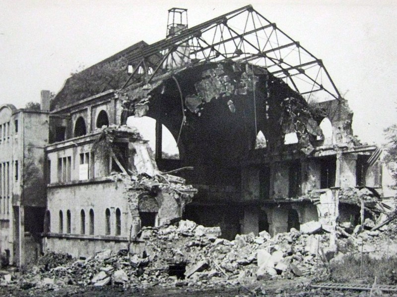 Südbad an der Ruhrallee? Steht zumindest hinten auf dem Bild...