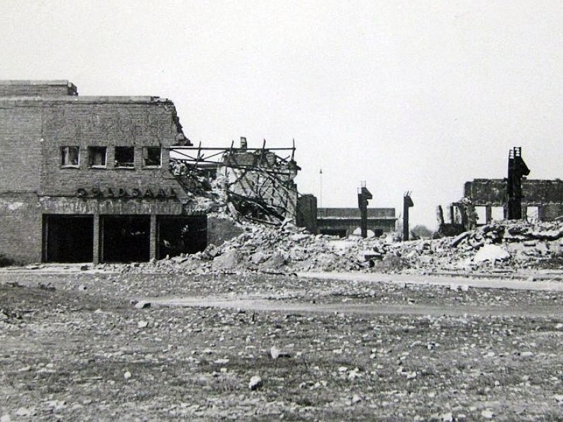 Goldsaal und zerstörte Westfalenhalle: Im Mai 1944 wurde die Halle bei einem Luftangriff zerstört. Tausende russische Kriegsgefangen kamen dabei ums Leben — sie waren in der Halle untergebracht.