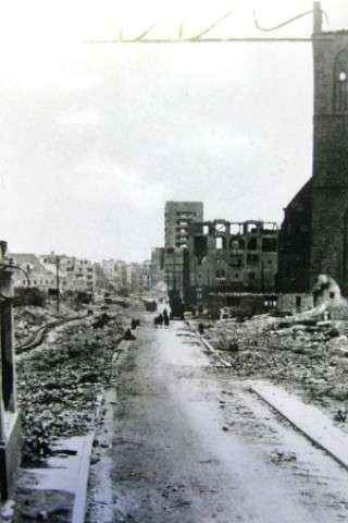 Kampstraße — links die Petrikirche, hinten das Westfalenhaus an der Hansastraße