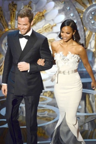 Geschniegelt und gebügelt: Chris Pine and Zoe Saldana beim Gang auf die Bühne.