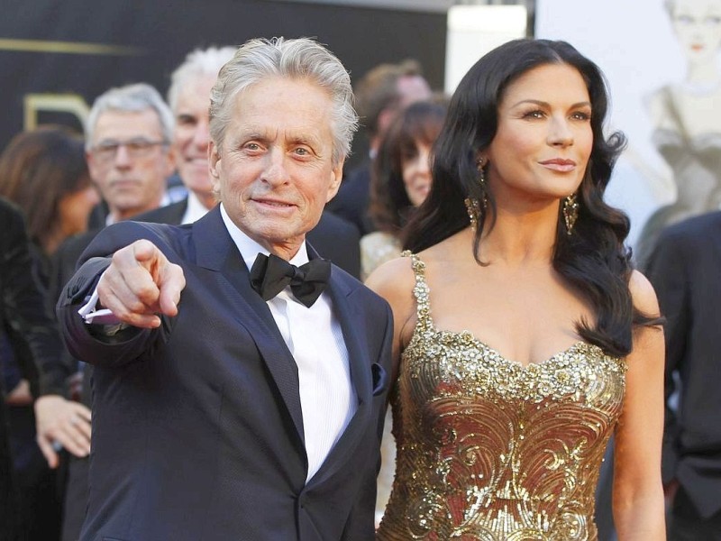 Catherine Zeta-Jones kam in einem goldenen Kleid und mit Ehemann Michael Douglas.