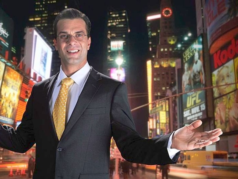 Beherrscht die perfekte Pose: Franz Ferdinand von und zu Donnersberg (Kai Schumann) auf dem Times Square in New York. Kaum hat er seinen Doktortitel in der Tasche, geht es rasant bergauf.