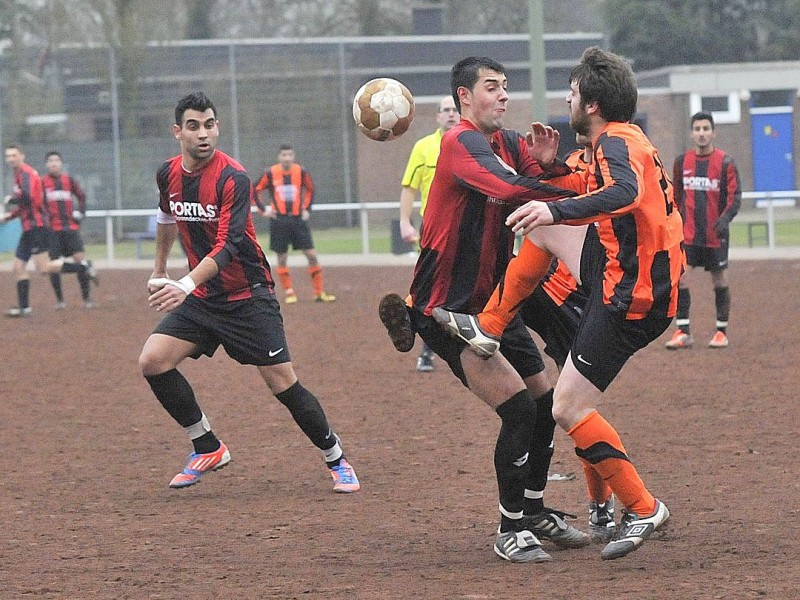 Das Spiel in der Bezirksliga zwischen  Dostlukspor Bottrop und dem SC Hertha Hamborn wurde zwei Minuten vor dem regulären Spielende durch den Schiedsrichter wegen einer Schlägerei zwischen Spielern und Zuschauern abgebrochen.