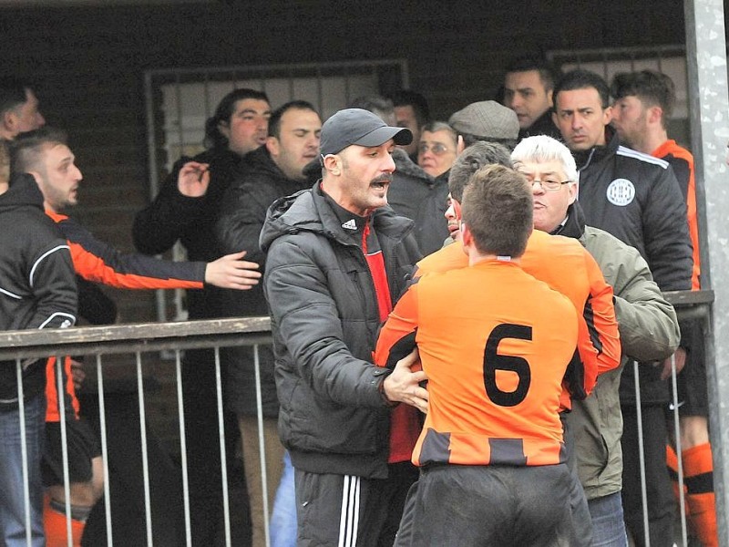 Das Spiel in der Bezirksliga zwischen  Dostlukspor Bottrop und dem SC Hertha Hamborn wurde zwei Minuten vor dem regulären Spielende durch den Schiedsrichter wegen einer Schlägerei zwischen Spielern und Zuschauern abgebrochen.