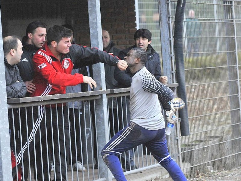 Das Spiel in der Bezirksliga zwischen  Dostlukspor Bottrop und dem SC Hertha Hamborn wurde zwei Minuten vor dem regulären Spielende durch den Schiedsrichter wegen einer Schlägerei zwischen Spielern und Zuschauern abgebrochen.