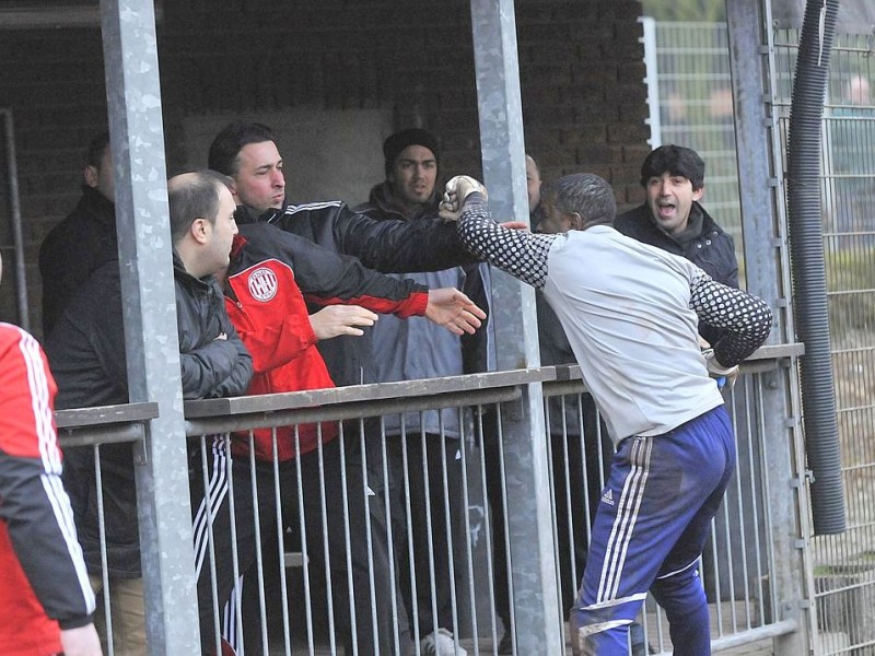 Das Spiel in der Bezirksliga zwischen  Dostlukspor Bottrop und dem SC Hertha Hamborn wurde zwei Minuten vor dem regulären Spielende durch den Schiedsrichter wegen einer Schlägerei zwischen Spielern und Zuschauern abgebrochen.