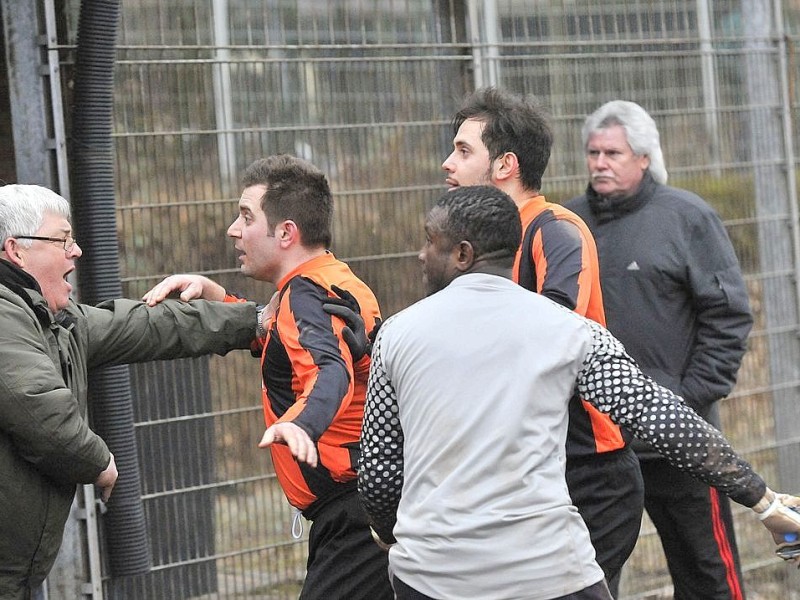 Das Spiel in der Bezirksliga zwischen  Dostlukspor Bottrop und dem SC Hertha Hamborn wurde zwei Minuten vor dem regulären Spielende durch den Schiedsrichter wegen einer Schlägerei zwischen Spielern und Zuschauern abgebrochen.