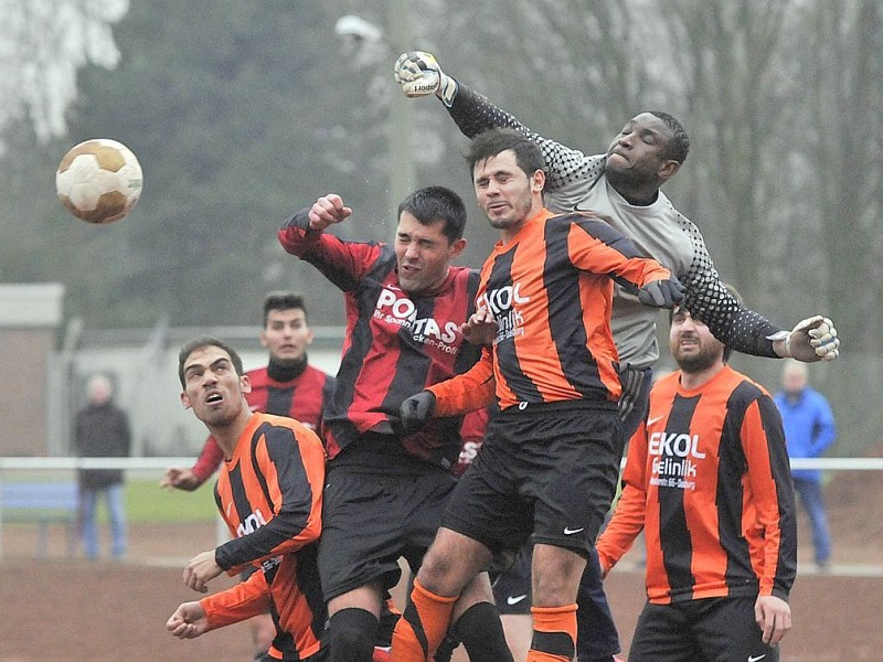 Das Spiel in der Bezirksliga zwischen  Dostlukspor Bottrop und dem SC Hertha Hamborn wurde zwei Minuten vor dem regulären Spielende durch den Schiedsrichter wegen einer Schlägerei zwischen Spielern und Zuschauern abgebrochen.