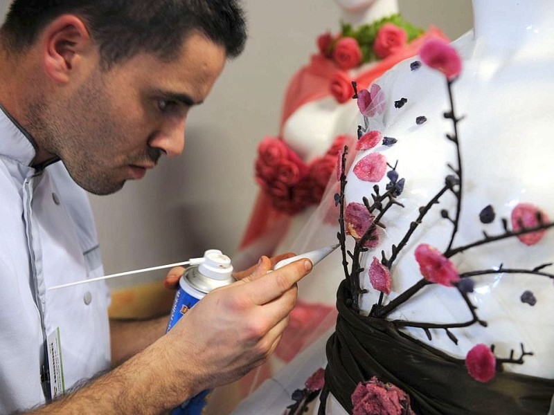 Mode zum Anknabbern wird bei der Schokoladenmesse „Salon du Chocolat“ im französischen Bordeaux präsentiert.