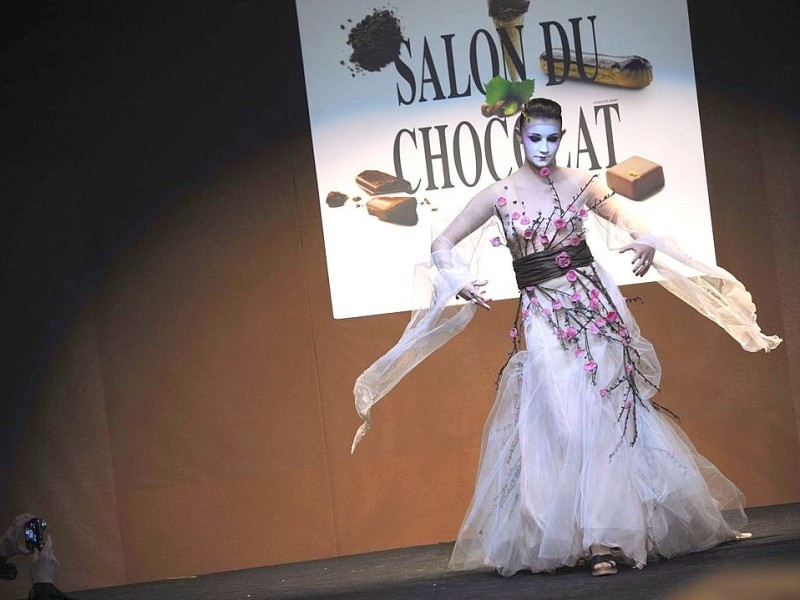 Mode zum Anknabbern wird bei der Schokoladenmesse „Salon du Chocolat“ im französischen Bordeaux präsentiert.