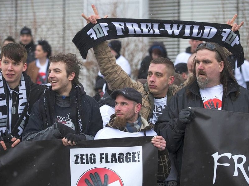 Die Band Frei.Wild hat sich am Donnerstag vor der Verleihung des Musikpreises Echo mit Fans zu einer Demonstration getroffen. Auf Plakaten wehrten sie sich gegen den Vorwurf der Nähe zu rechtem Gedankengut.