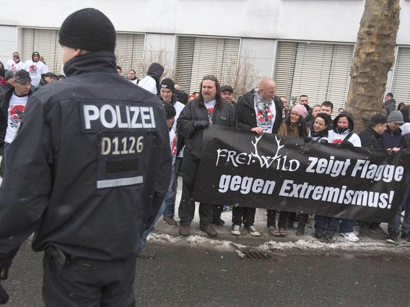 Die Band Frei.Wild hat sich am Donnerstag vor der Verleihung des Musikpreises Echo mit Fans zu einer Demonstration getroffen. Auf Plakaten wehrten sie sich gegen den Vorwurf der Nähe zu rechtem Gedankengut.