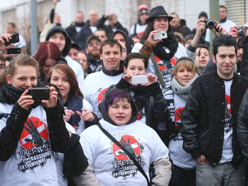 Die Band Frei.Wild hat sich am Donnerstag vor der Verleihung des Musikpreises Echo mit Fans zu einer Demonstration getroffen. Auf Plakaten wehrten sie sich gegen den Vorwurf der Nähe zu rechtem Gedankengut.