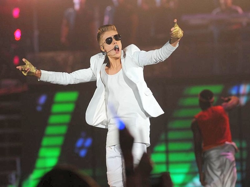 Justin Bieber in der Dortmunder Westfalenhalle. Nach mehr als 3 Stunden Verspätung kamm der Teenieschwarm auf die Bühne.Foto:Ralf Rottmann / WAZ FotoPool