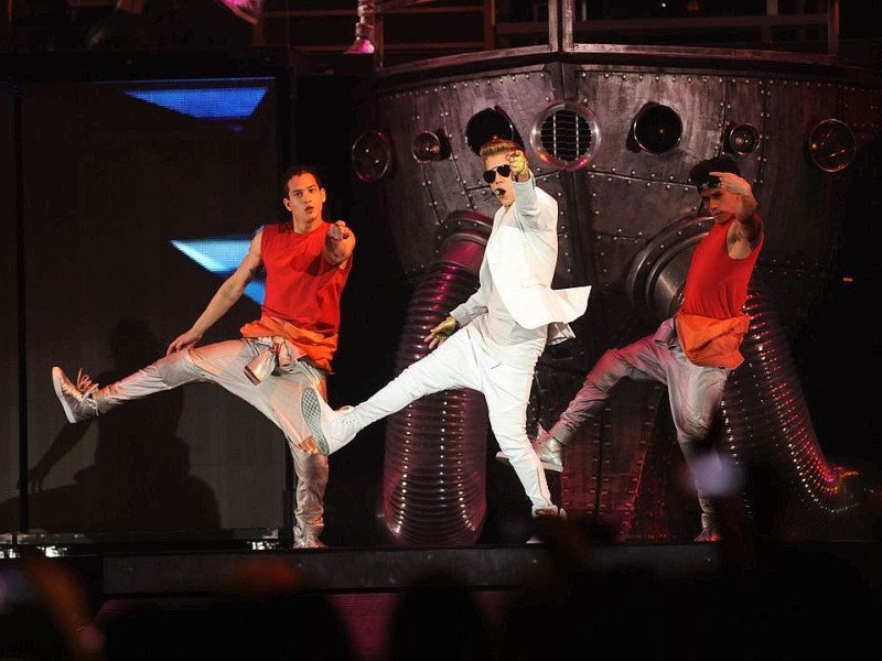 Justin Bieber in der Dortmunder Westfalenhalle. Nach mehr als 3 Stunden Verspätung kamm der Teenieschwarm auf die Bühne.Foto:Ralf Rottmann / WAZ FotoPool