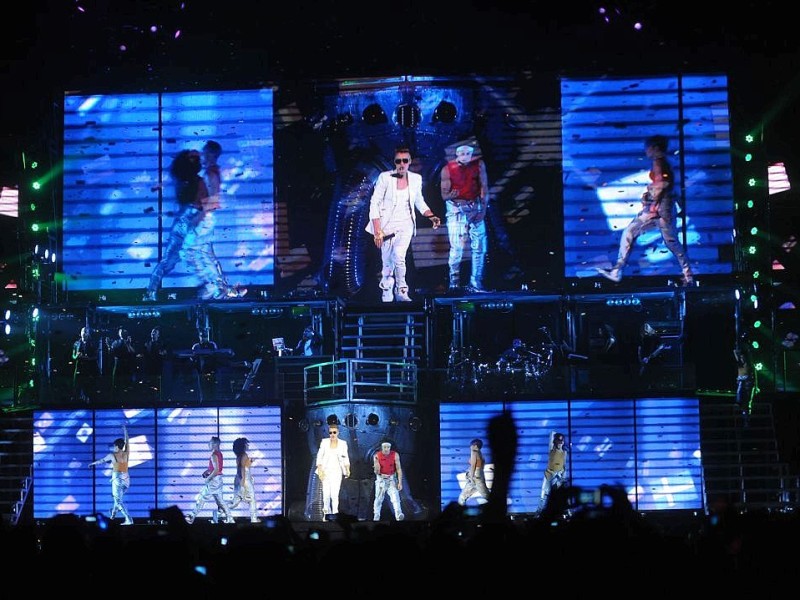 Justin Bieber in der Dortmunder Westfalenhalle. Nach mehr als 3 Stunden Verspätung kamm der Teenieschwarm auf die Bühne.Foto:Ralf Rottmann / WAZ FotoPool