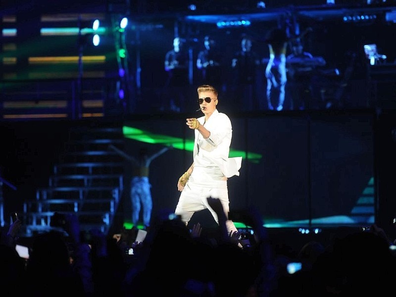 Justin Bieber in der Dortmunder Westfalenhalle. Nach mehr als 3 Stunden Verspätung kamm der Teenieschwarm auf die Bühne.Foto:Ralf Rottmann / WAZ FotoPool