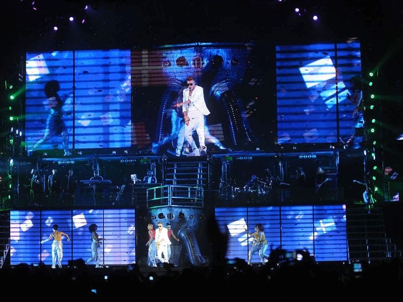 Justin Bieber in der Dortmunder Westfalenhalle. Nach mehr als 3 Stunden Verspätung kamm der Teenieschwarm auf die Bühne.Foto:Ralf Rottmann / WAZ FotoPool