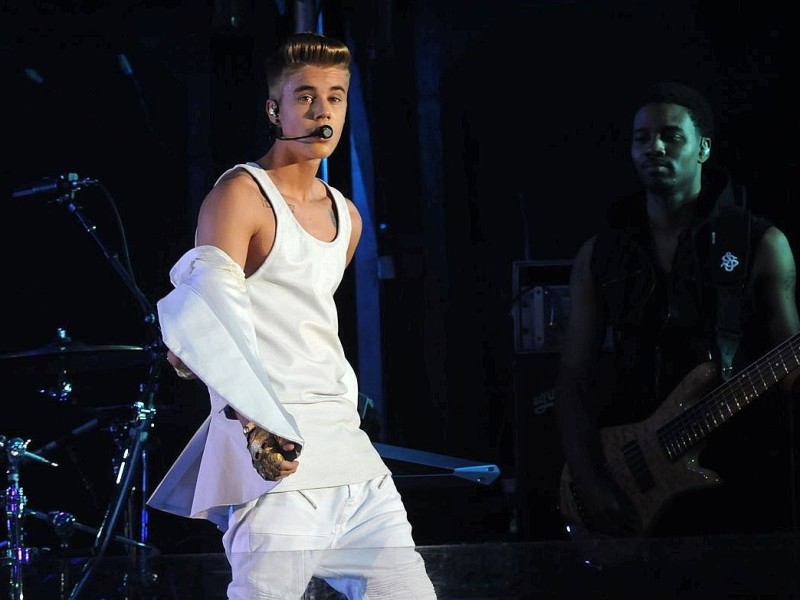 Justin Bieber in der Dortmunder Westfalenhalle. Nach mehr als 3 Stunden Verspätung kamm der Teenieschwarm auf die Bühne.Foto:Ralf Rottmann / WAZ FotoPool