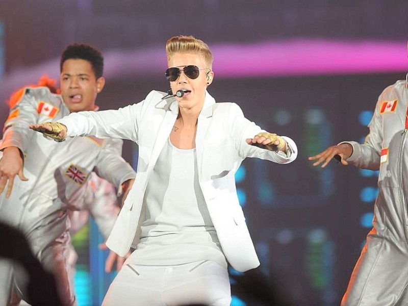 Justin Bieber in der Dortmunder Westfalenhalle. Nach mehr als 3 Stunden Verspätung kamm der Teenieschwarm auf die Bühne.Foto:Ralf Rottmann / WAZ FotoPool