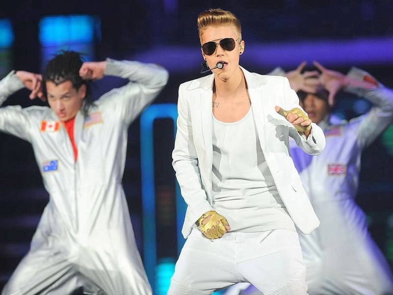 Justin Bieber in der Dortmunder Westfalenhalle. Nach mehr als 3 Stunden Verspätung kamm der Teenieschwarm auf die Bühne.Foto:Ralf Rottmann / WAZ FotoPool