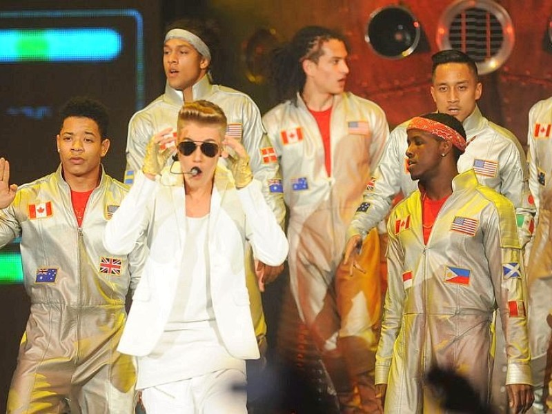 Justin Bieber in der Dortmunder Westfalenhalle. Nach mehr als 3 Stunden Verspätung kamm der Teenieschwarm auf die Bühne.Foto:Ralf Rottmann / WAZ FotoPool