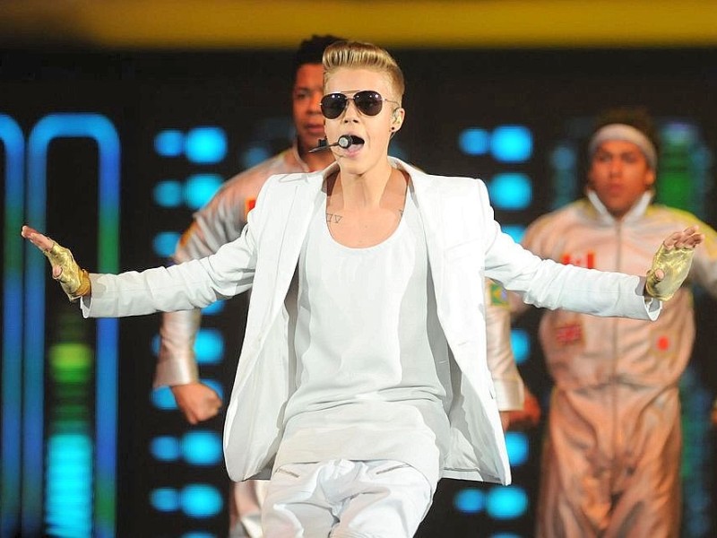 Justin Bieber in der Dortmunder Westfalenhalle. Nach mehr als 3 Stunden Verspätung kamm der Teenieschwarm auf die Bühne.Foto:Ralf Rottmann / WAZ FotoPool