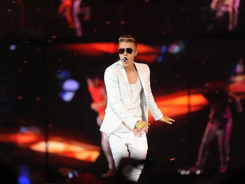 Justin Bieber in der Dortmunder Westfalenhalle. Nach mehr als 3 Stunden Verspätung kamm der Teenieschwarm auf die Bühne.Foto:Ralf Rottmann / WAZ FotoPool