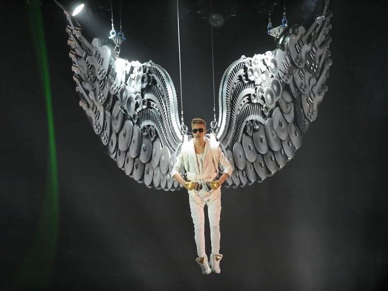 Justin Bieber in der Dortmunder Westfalenhalle. Nach mehr als 3 Stunden Verspätung kamm der Teenieschwarm auf die Bühne.Foto:Ralf Rottmann / WAZ FotoPool