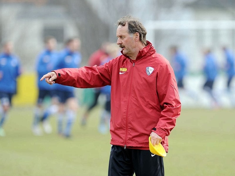 2003 führte Neururer den VfL in den UEFA-Cup. Er scheint also zu wissen, worauf man beim Training an der Castroper Straße achten muss.