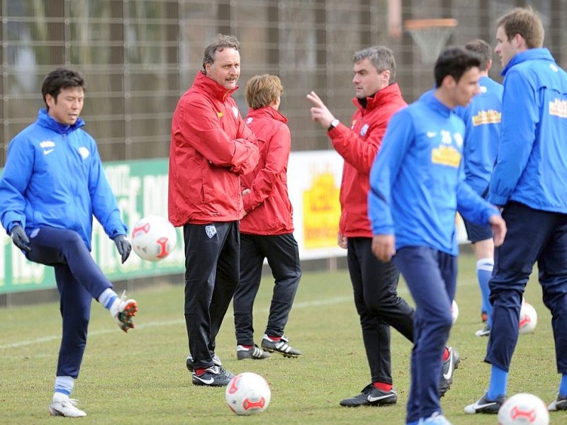 Zunächst ist die des Vertrags von Neururer auf die nächsten sechs Spiele begrenzt. Die Spieler sollen nicht denken, der Trainer ruht sich auf einem Dreijahresvertrag.