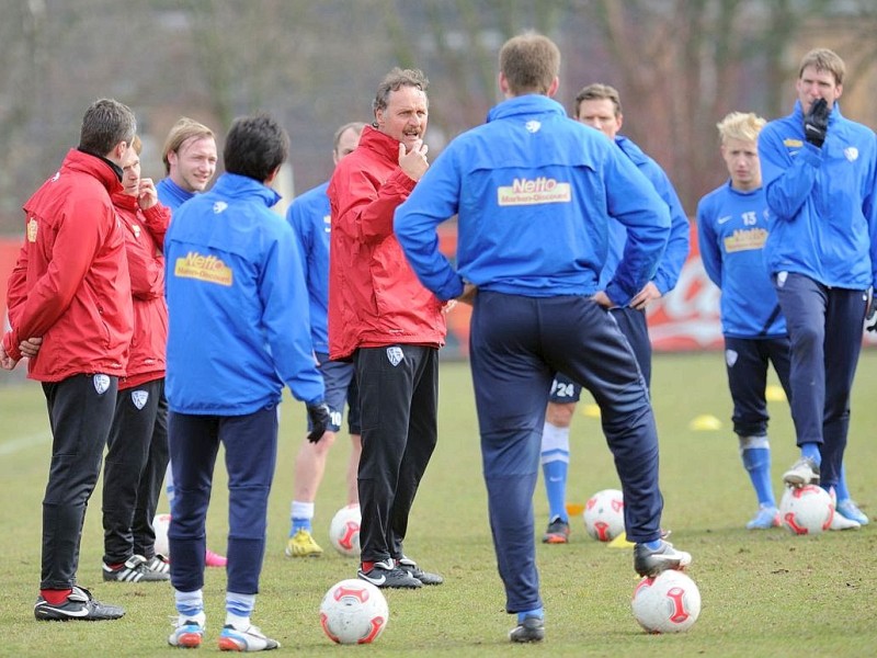 Hallo, da bin ich: Die Spieler des VfL Bochum bekamen ihren neuen Trainer am erstmals zu Gesicht. Lediglich Marcel Maltritz hatte schon unter Neururer gearbeitet.