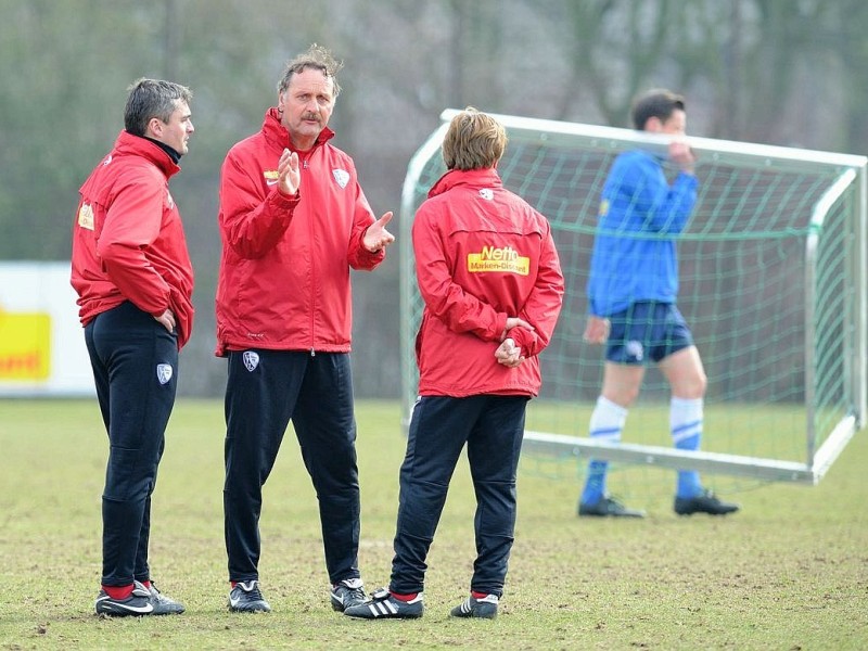 Mit Thomas Reis (links) und Driusz Wosz im Team will Neururer den VfL ans rettende Ufer führen.