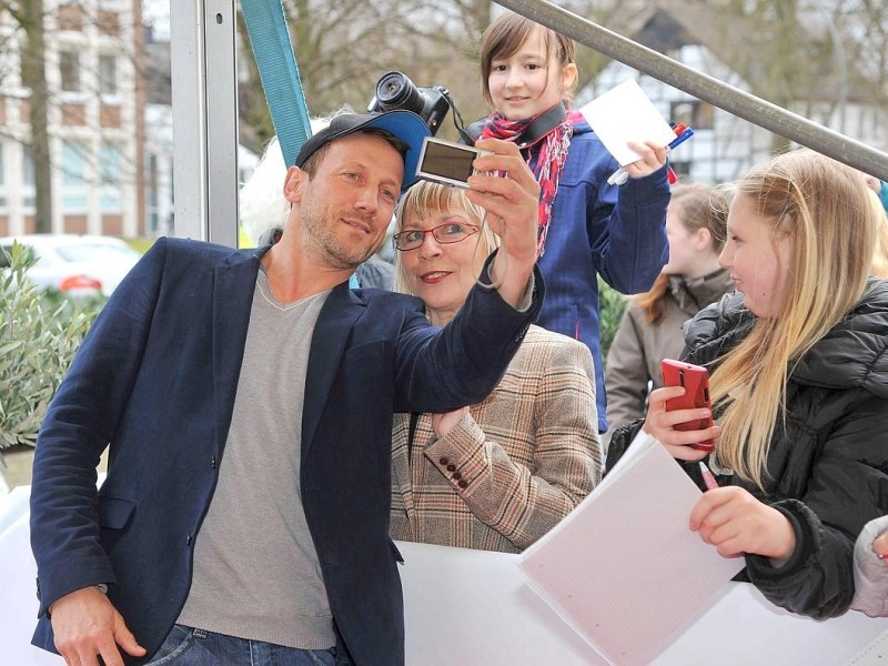 49. Grimmepreisverleihung am Freitag, 12.04.2013 im Theater Marl. Vor der Preisverleihung erlebten die Fans ihre Stars hautnah am roten Teppich. Moderator Michael Steinbrecher moderierte die Preisverleihung im Theater.Wotan Wilke Möhring nahm sich Zeit für die Fans.Foto: Joachim Kleine-Büning/WAZ FotoPool