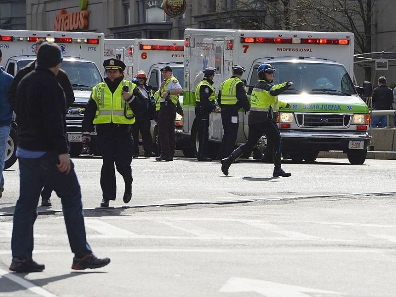 Entsetzen nach einem fröhlichen Sport-Event: Zwei Bomben sind am Rande des Boston-Marathons explodiert. Menschen kamen ums Leben oder wurden verletzt.