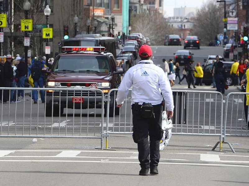 Entsetzen nach einem fröhlichen Sport-Event: Zwei Bomben sind am Rande des Boston-Marathons explodiert. Menschen kamen ums Leben oder wurden verletzt.