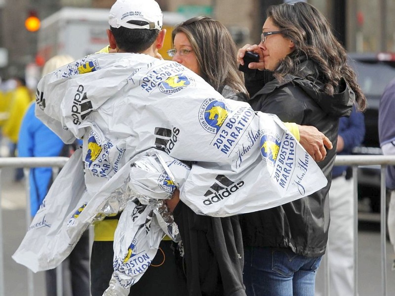 Entsetzen nach einem fröhlichen Sport-Event: Zwei Bomben sind am Rande des Boston-Marathons explodiert. Menschen kamen ums Leben oder wurden verletzt.