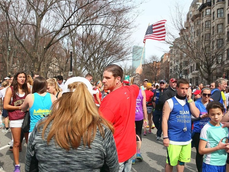 Entsetzen nach einem fröhlichen Sport-Event: Zwei Bomben sind am Rande des Boston-Marathons explodiert. Menschen kamen ums Leben oder wurden verletzt.