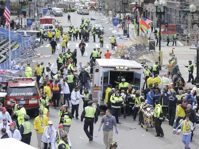 Entsetzen nach einem fröhlichen Sport-Event: Zwei Bomben sind am Rande des Boston-Marathons explodiert. Menschen kamen ums Leben oder wurden verletzt.