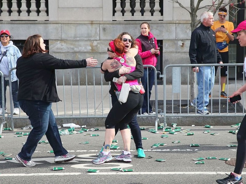 Entsetzen nach einem fröhlichen Sport-Event: Zwei Bomben sind am Rande des Boston-Marathons explodiert. Menschen kamen ums Leben oder wurden verletzt.