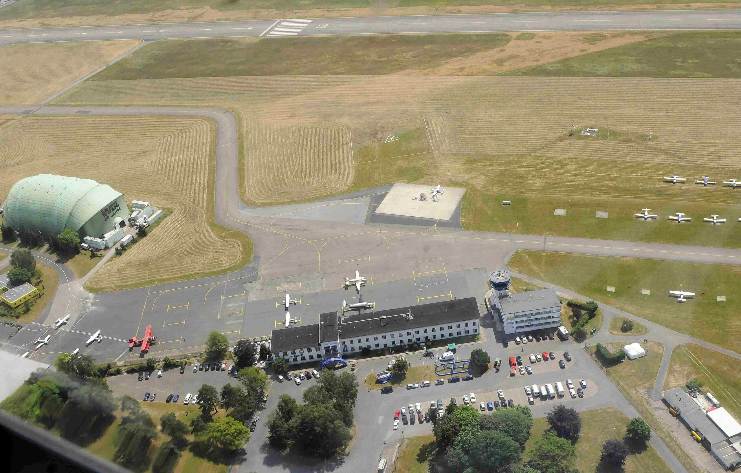 Luftschiffflug über den Mülheimer und Essener Süden.Flughafen Essen-Mülheim. Foto: Roy Glisson / WazFotoPool 01.06.2011