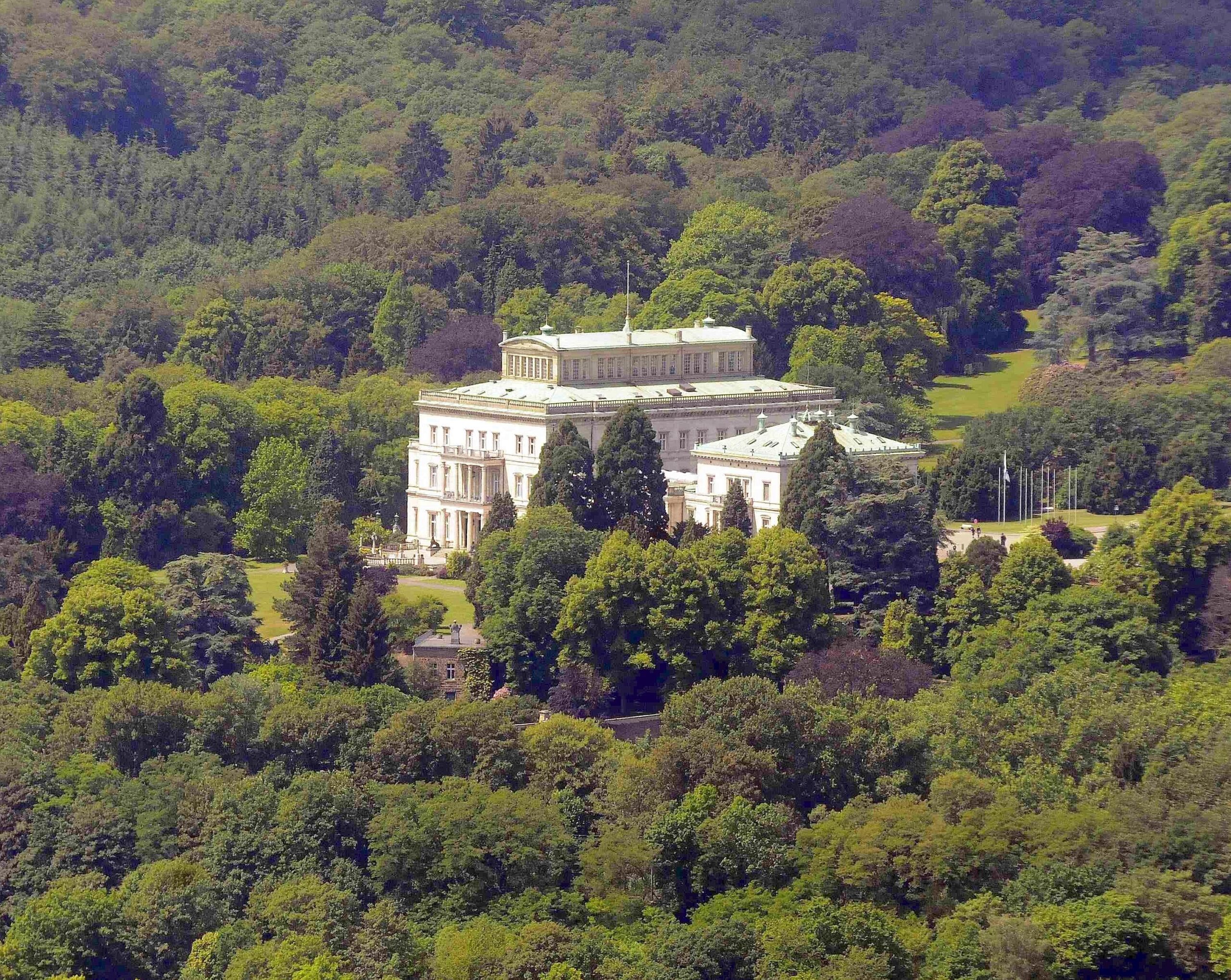 Luftschiffflug über den Mülheimer und Essener Süden. Villa Hügel Foto: Roy Glisson / WazFotoPool 01.06.2011